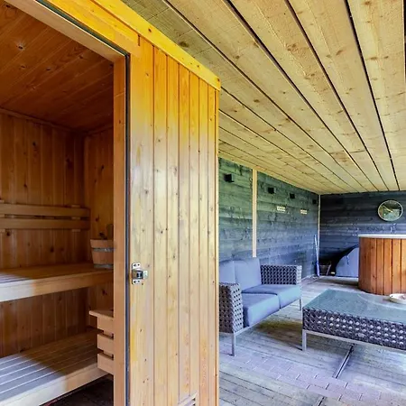 Hébergement de vacances Stylish Vacation With Hot Tub And Sauna *