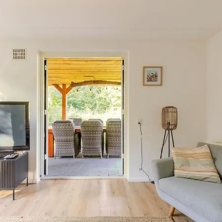 Hébergement de vacances Stylish Vacation With Hot Tub And Sauna Ewijk