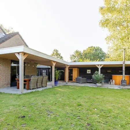 Stylish Vacation With Hot Tub And Sauna * Ewijk