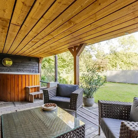 Stylish Vacation With Hot Tub And Sauna 別荘