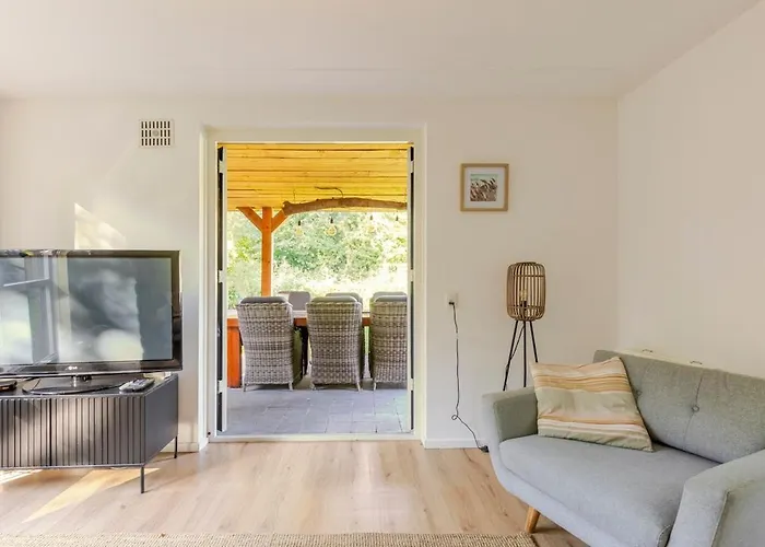 Hébergement de vacances Stylish Vacation With Hot Tub And Sauna Ewijk