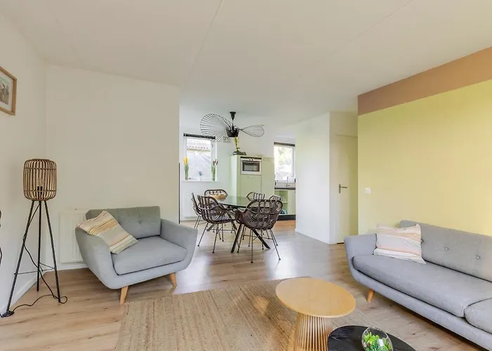 Hébergement de vacances Stylish Vacation With Hot Tub And Sauna