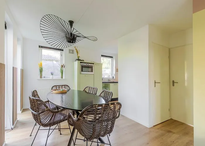 Stylish Vacation With Hot Tub And Sauna