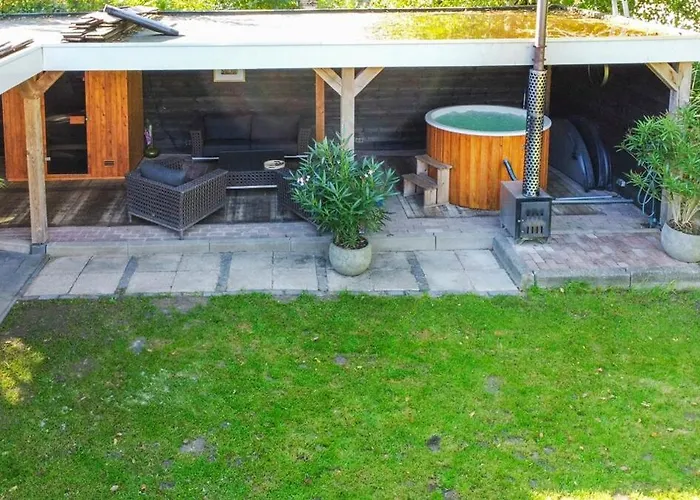 Hébergement de vacances Stylish Vacation With Hot Tub And Sauna