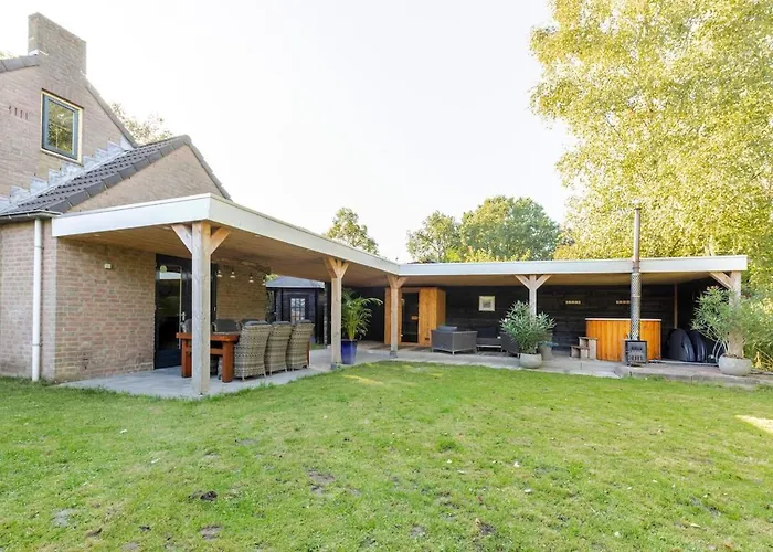 Stylish Vacation With Hot Tub And Sauna * Ewijk