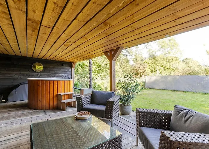 Stylish Vacation With Hot Tub And Sauna Hébergement de vacances