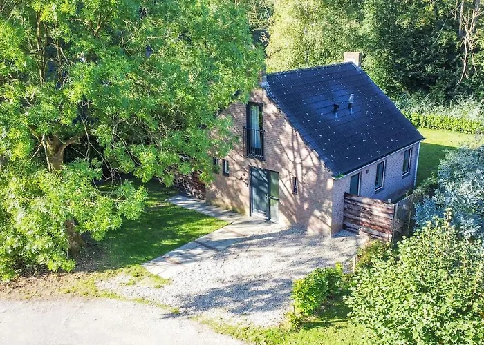 Hébergement de vacances Stylish Vacation With Hot Tub And Sauna