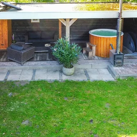 Nyaraló Stylish Vacation With Hot Tub And Sauna